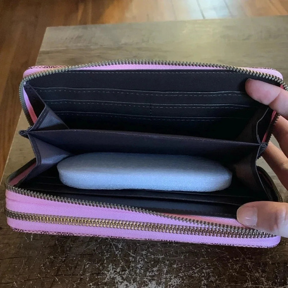 NWT Wristlet - Picture 4 of 7